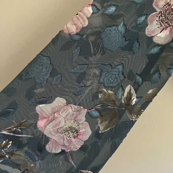 Beautiful Cropped Floral Blouse - Picture 3 of 5